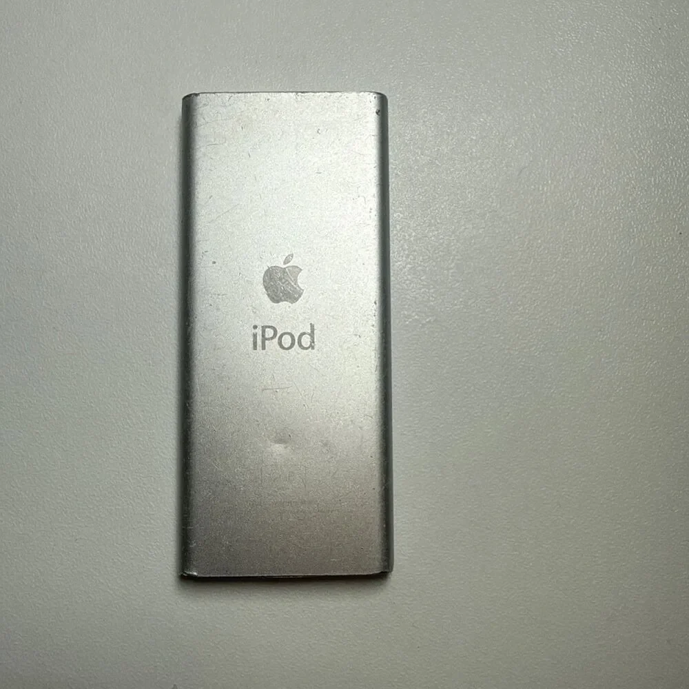 Apple A1199  iPod Nano Generation Silver 2 GB MP3  Player *READ***
